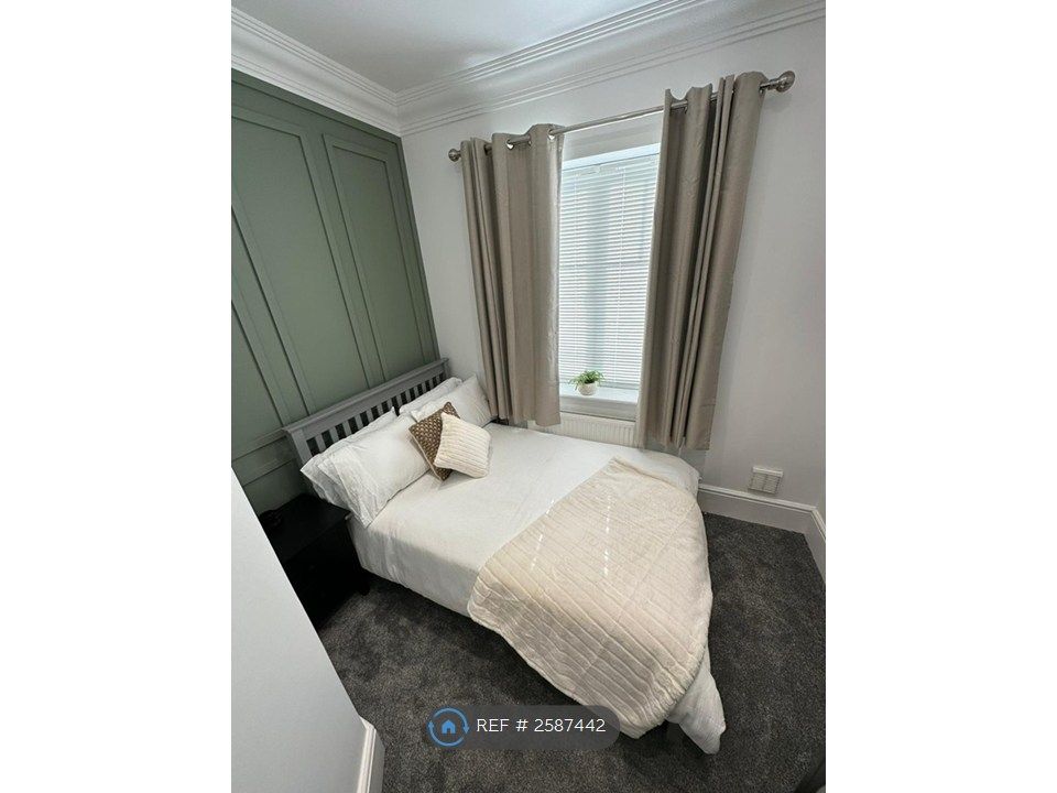 Property photo 3 of 13 Room 2