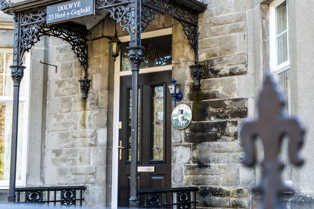 Property photo 3 of 52