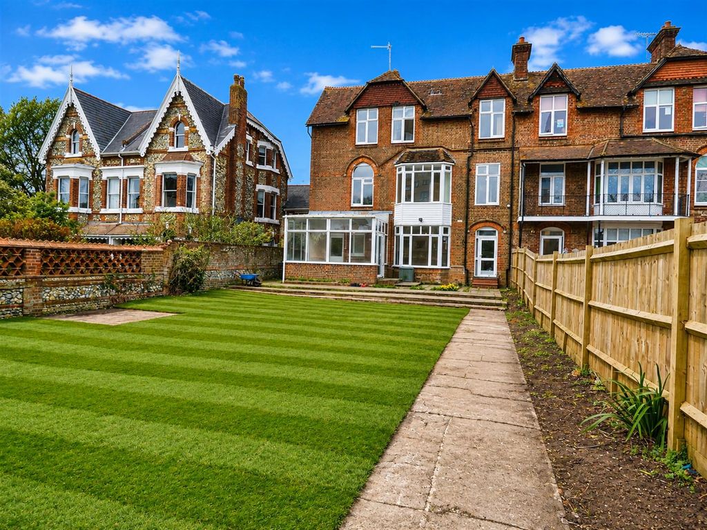 Property photo 2 of 17 c8E162B8-3c48-49B9-9d52-48285632Ec9c.Png
