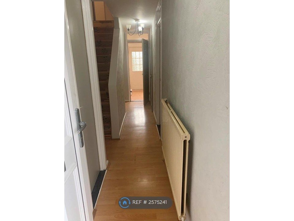 Property photo 2 of 10 Hallway