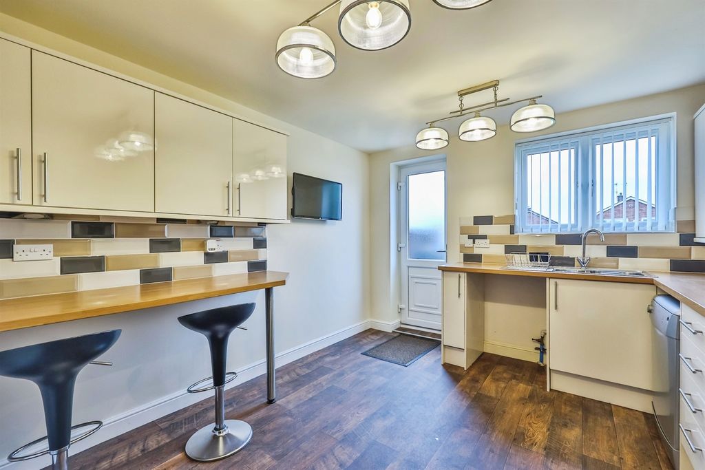 Property photo 3 of 27