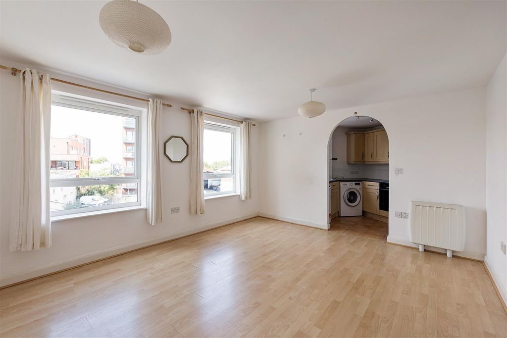 Property photo 2 of 16 Wood Street, E17