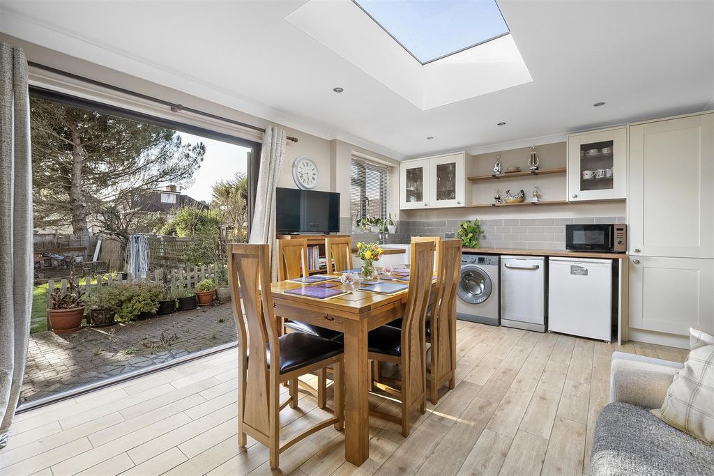 Property photo 3 of 20 Connington Crescent, E4