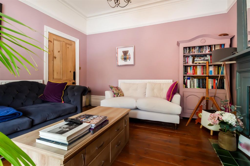 Property photo 3 of 25 Cambridge Road 1-005.Jpg