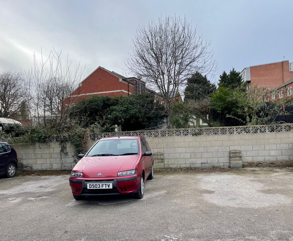 Property photo 3 of 6 Parking