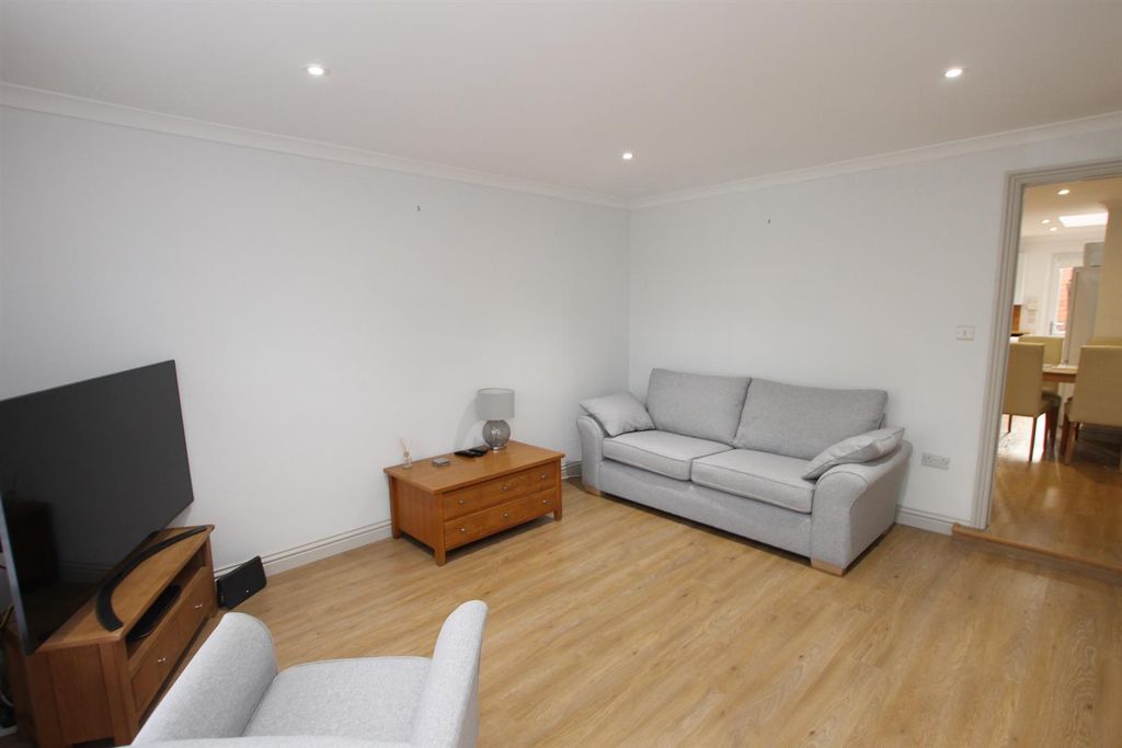 Property photo 3 of 10 .
