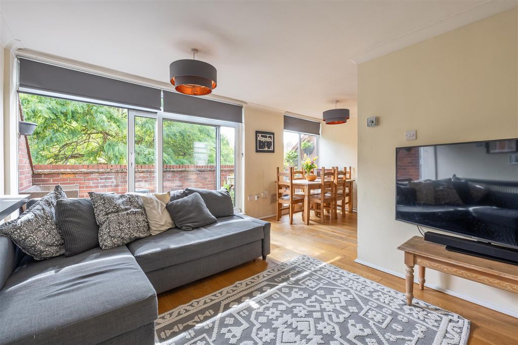 Property photo 1 of 23 Churchfields, E18