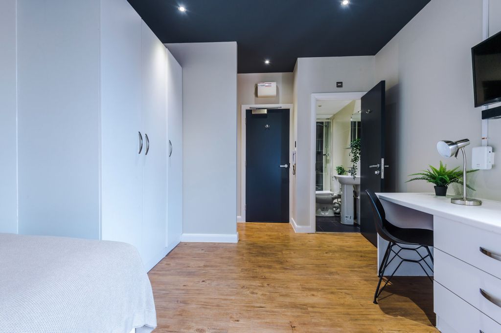 Property photo 2 of 11 Flat 9, Unw, 2