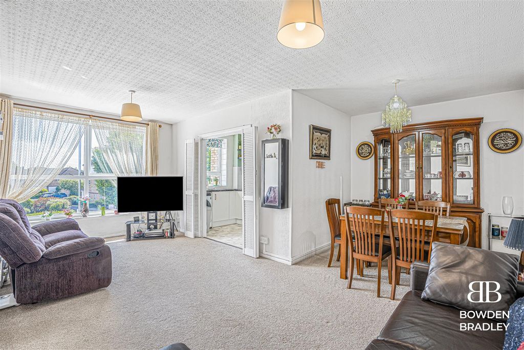 Property photo 1 of 16 Living Room/Dining Area