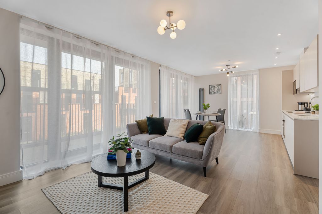 Property photo 2 of 12 Show Home