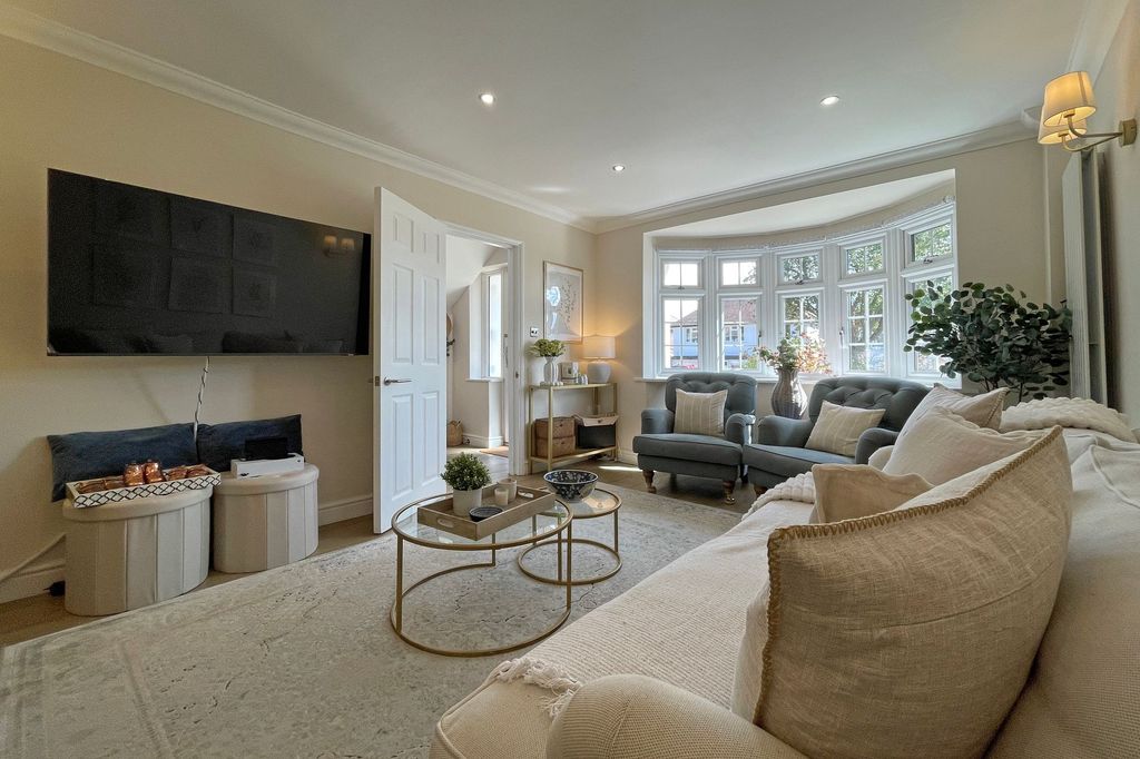 Property photo 2 of 30 Aragon Avenue, Nonsuch Estate, East Ewell