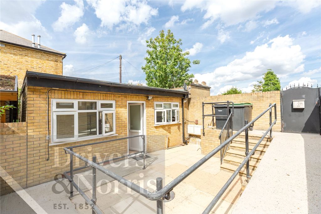 Property photo 2 of 8 Picture No. 16