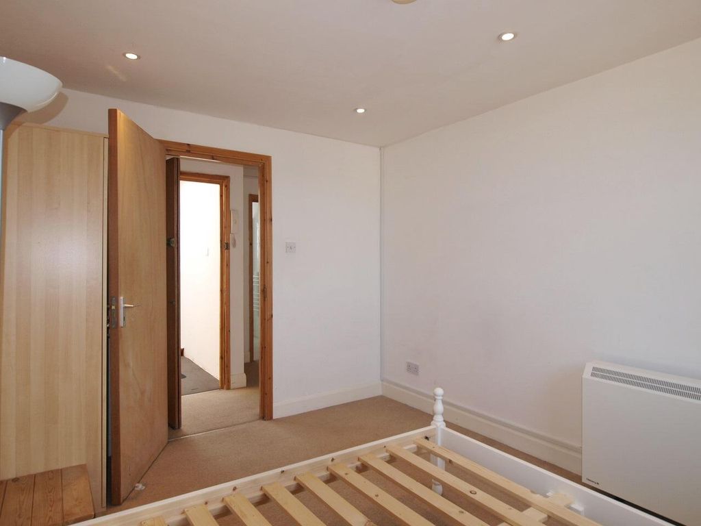 Property photo 2 of 6 Bedroom