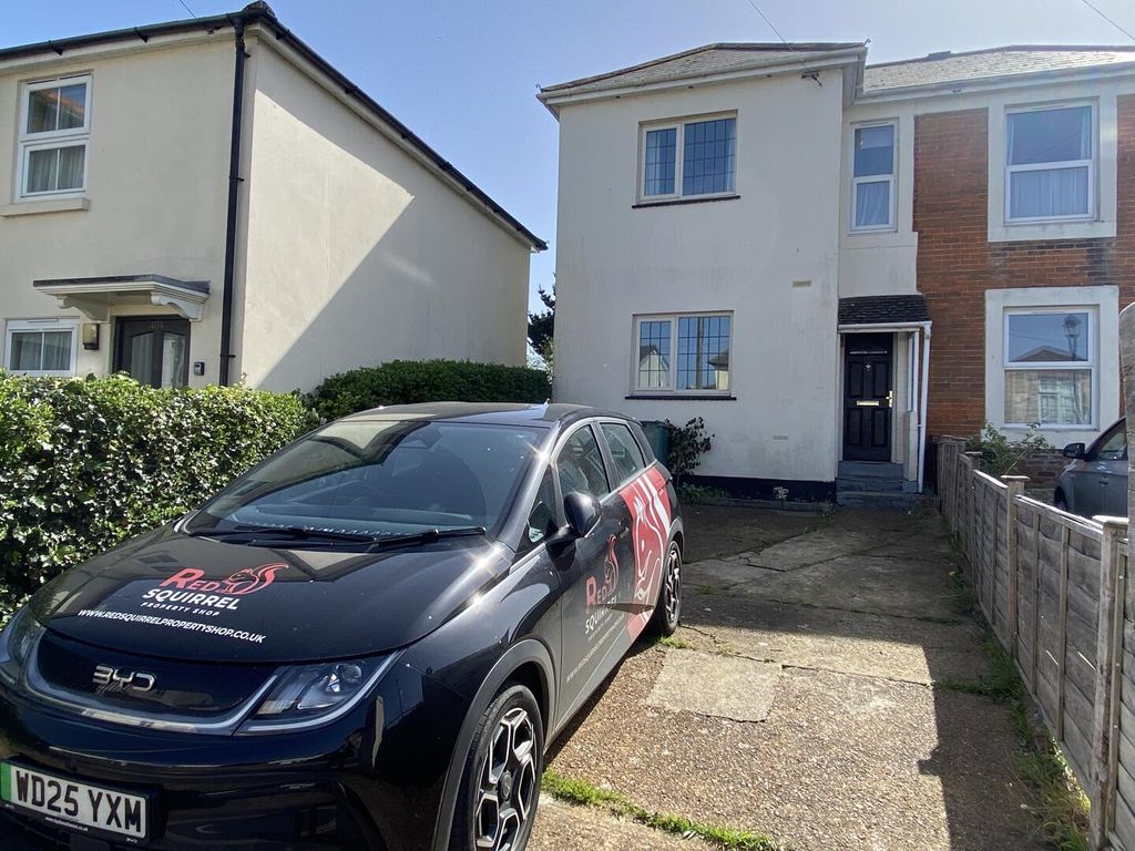 2 bed semi-detached house to rentNewport Street, Ryde PO33