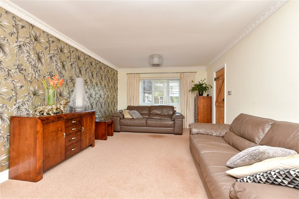 Property photo 3 of 19 Lounge