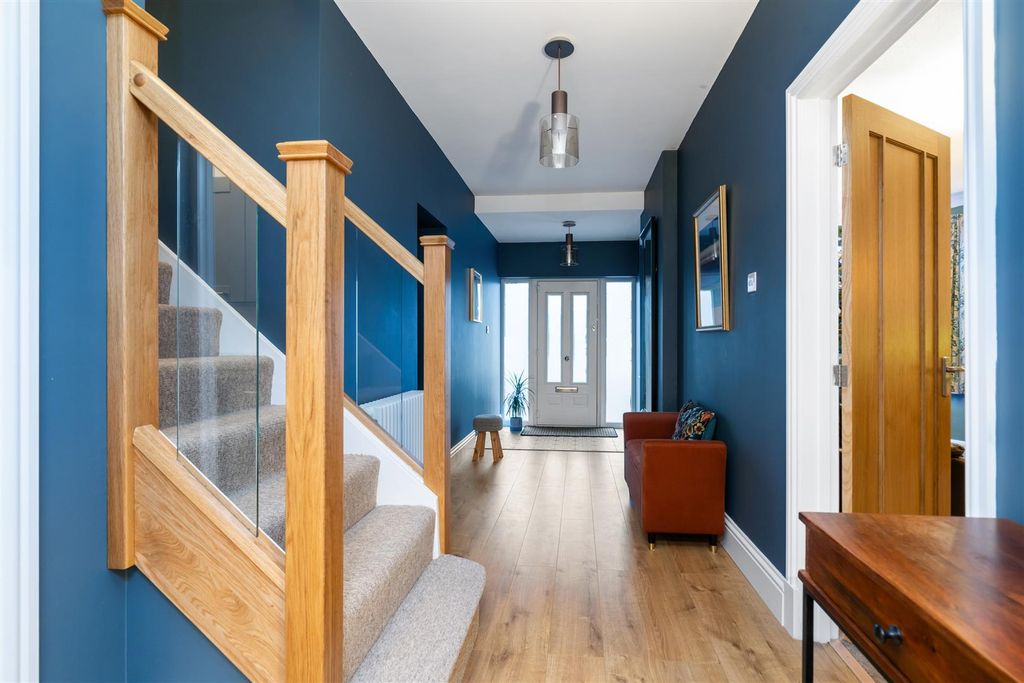 Property photo 3 of 18 8 Upwey Avenue, Solihull_19.Jpg