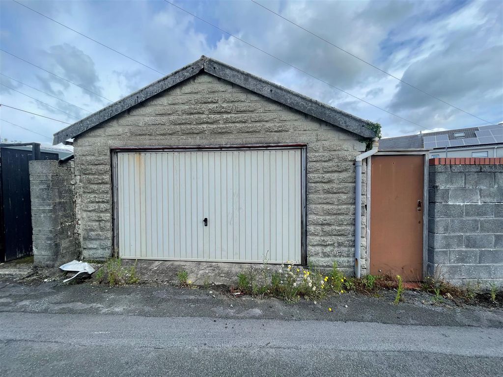 Property photo 2 of 21 Externally