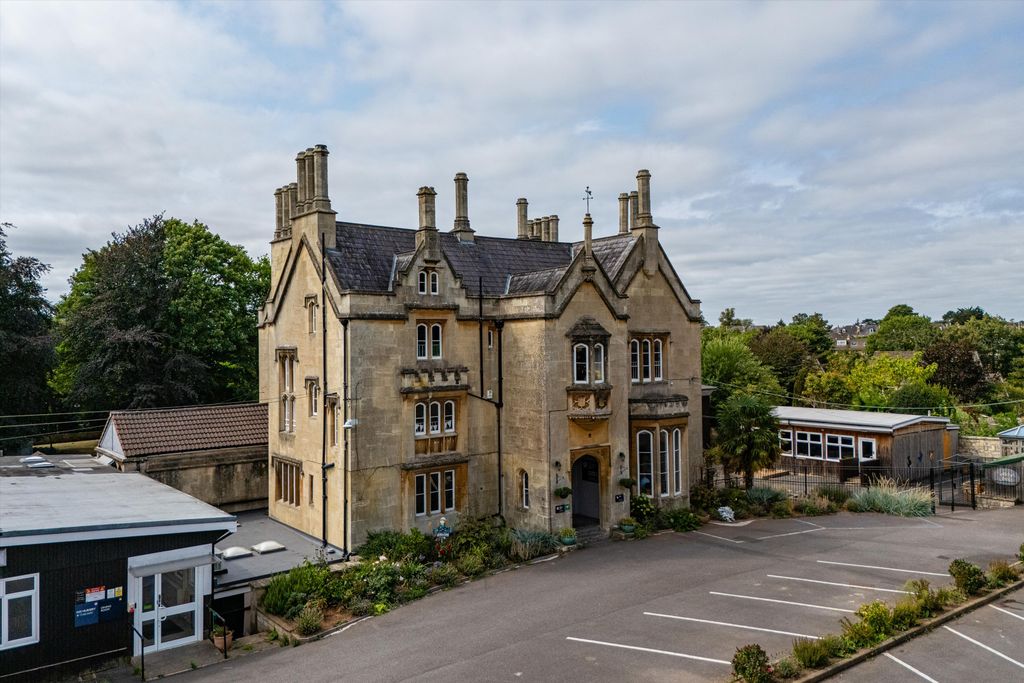 Property photo 2 of 34 Image