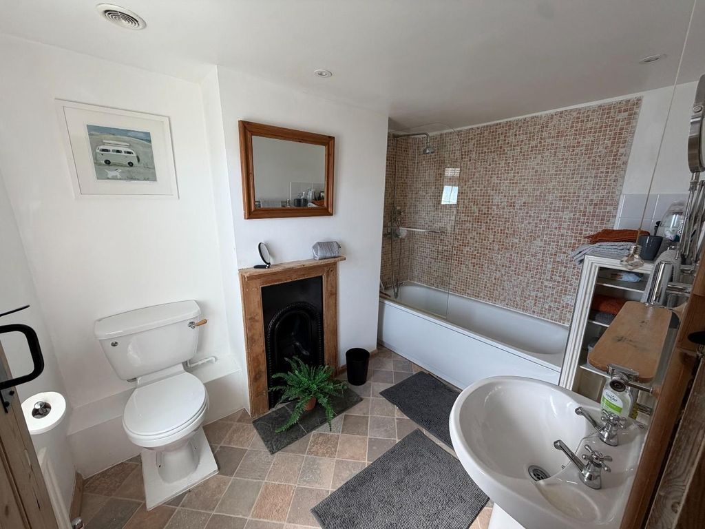 Property photo 1 of 9 Bathroom.Jpeg