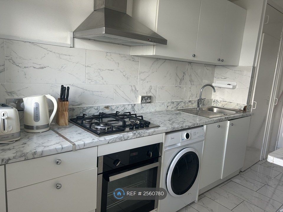 Property photo 3 of 8 Kitchen