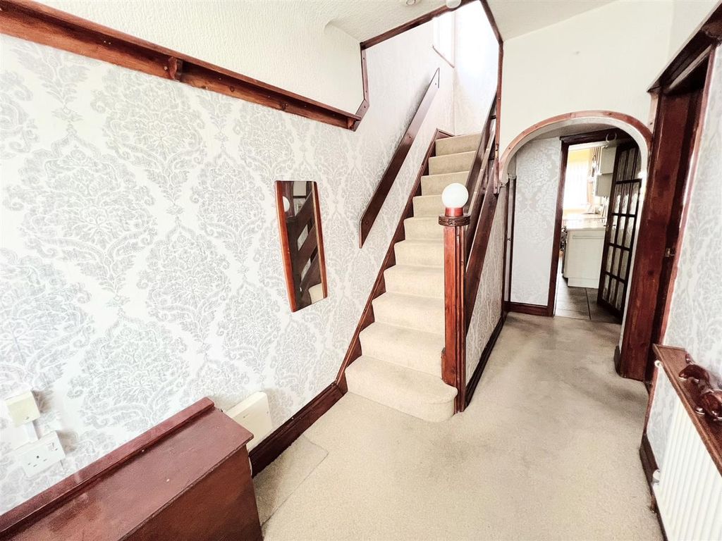 Property photo 2 of 17 Entrance Hall