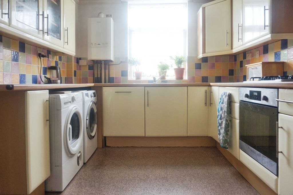 Property photo 3 of 14 Kitchen