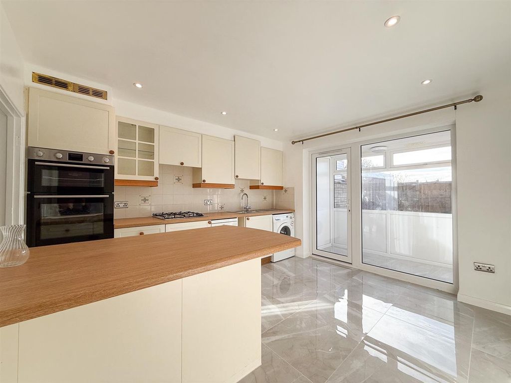 Property photo 3 of 12 Kitchen