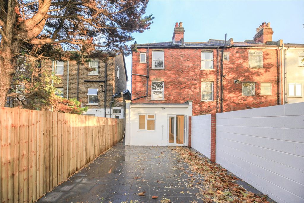 Property photo 2 of 15 Picture No. 12