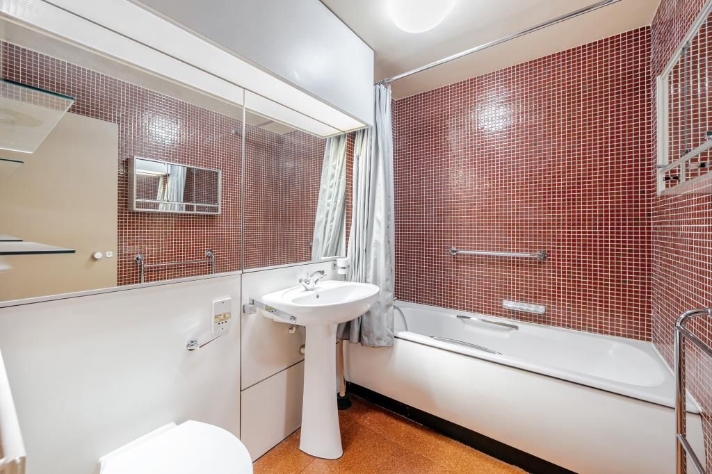 Property photo 2 of 7 Bathroom