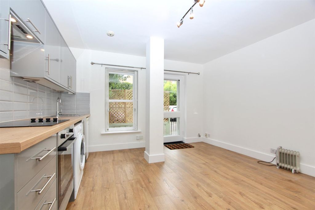 Property photo 1 of 16 Shakespeare Walk, N16