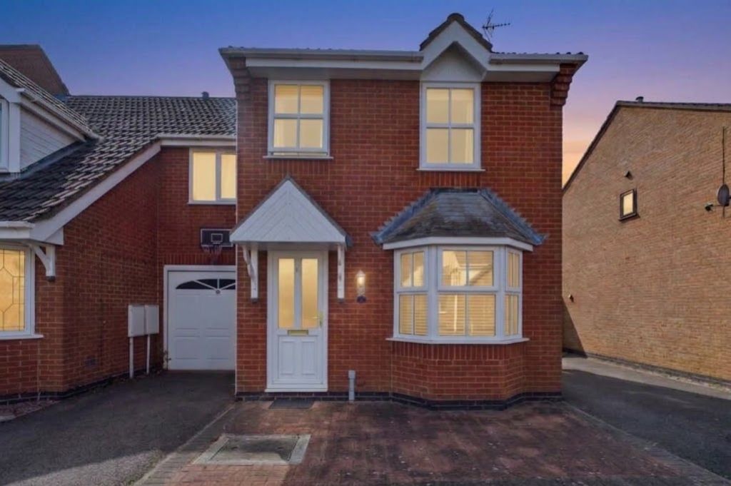 Property photo 1 of 14 Book Or Call Us Now To View