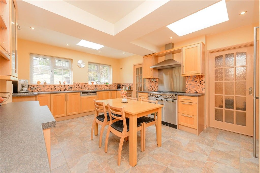 Property photo 3 of 19 Kitchen