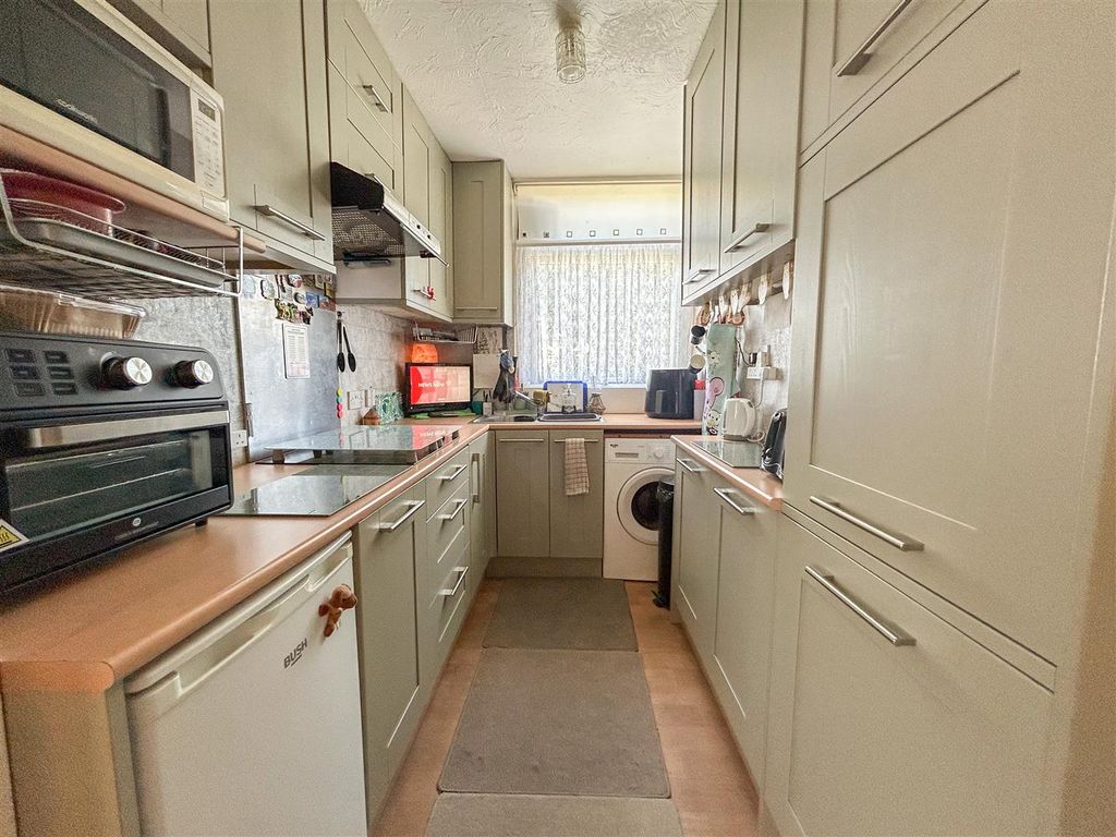 Property photo 3 of 12 Kitchen