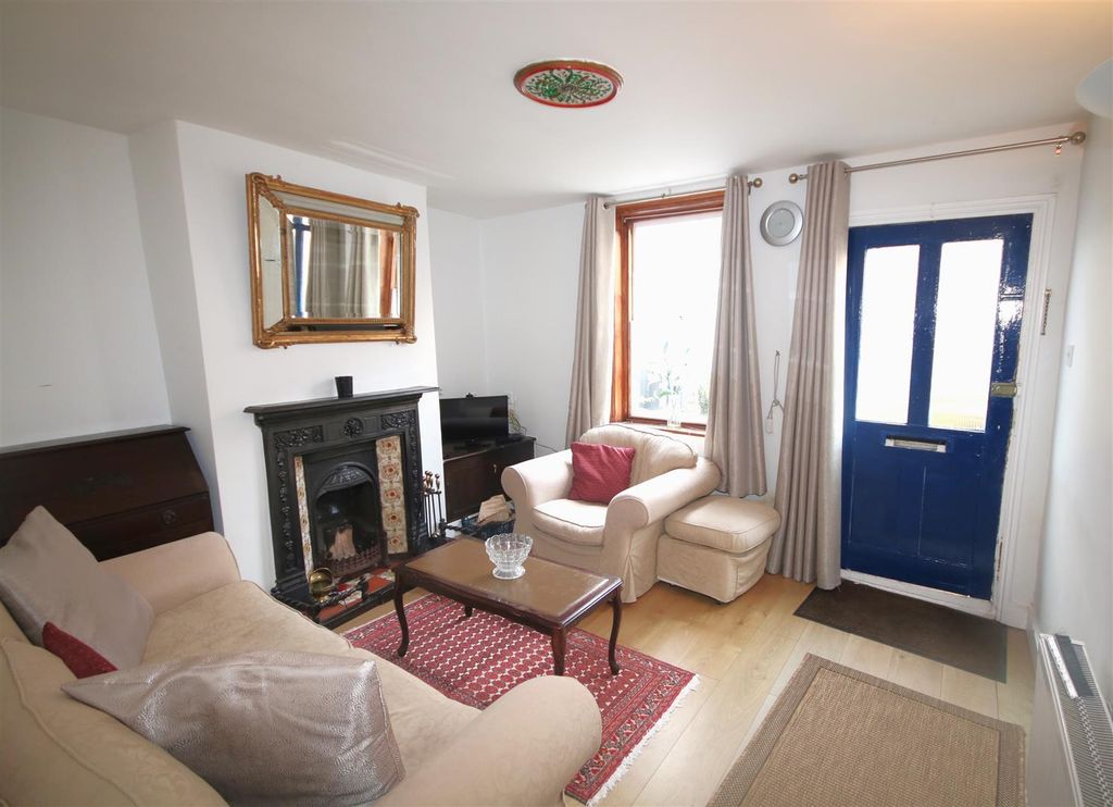 Property photo 1 of 18 Living Room B.Jpg