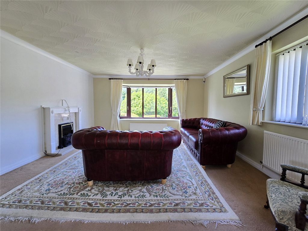 Property photo 2 of 18 Lounge