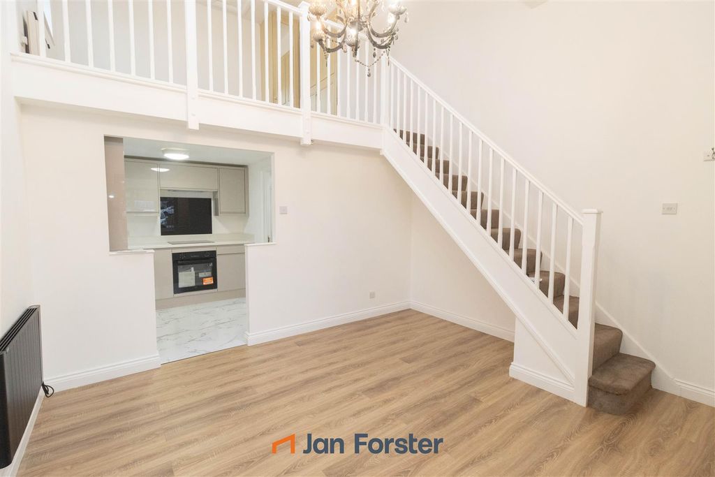 Property photo 2 of 11 Lounge