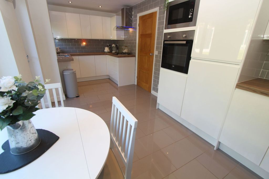 Property photo 3 of 32