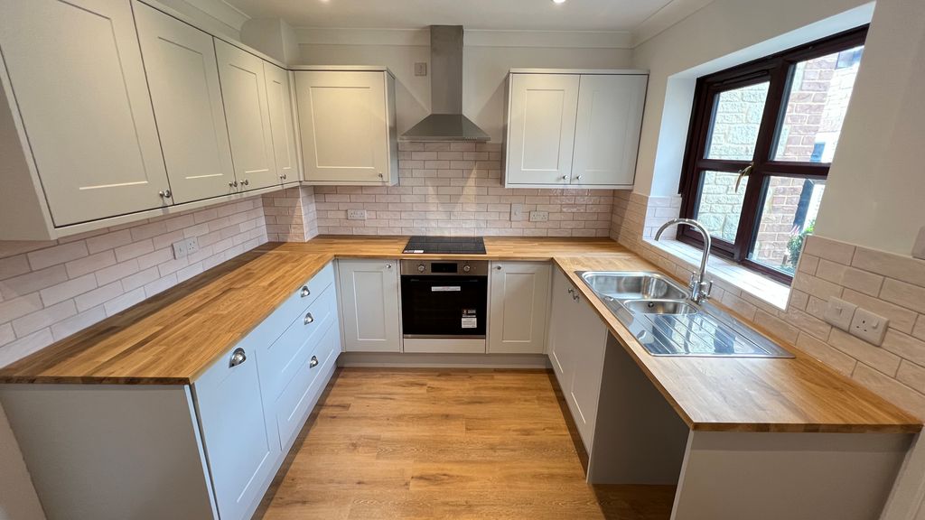 Property photo 3 of 10 Kitchen