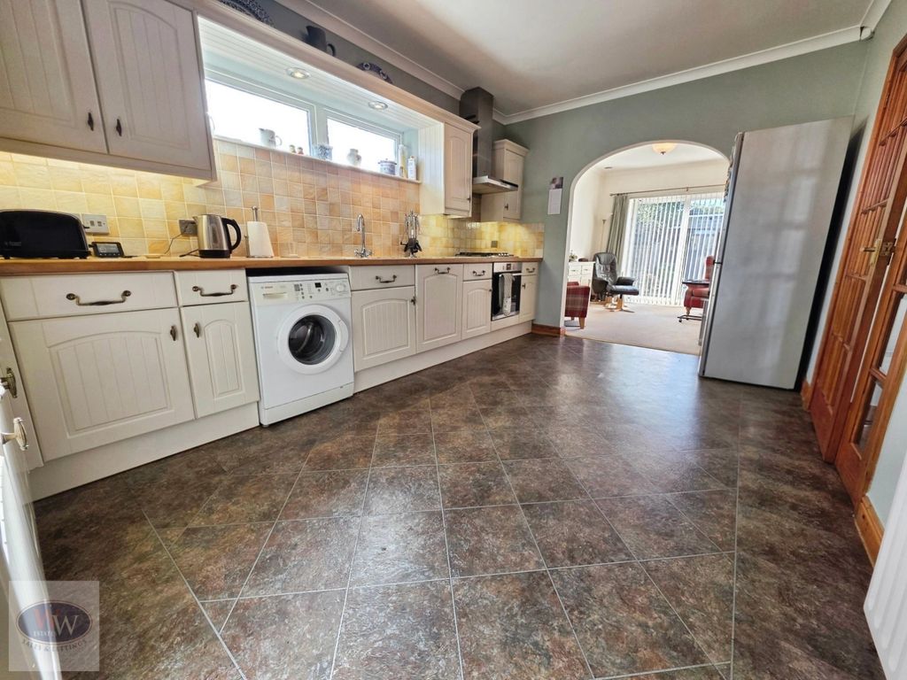 Property photo 3 of 30 Dining Kitchen