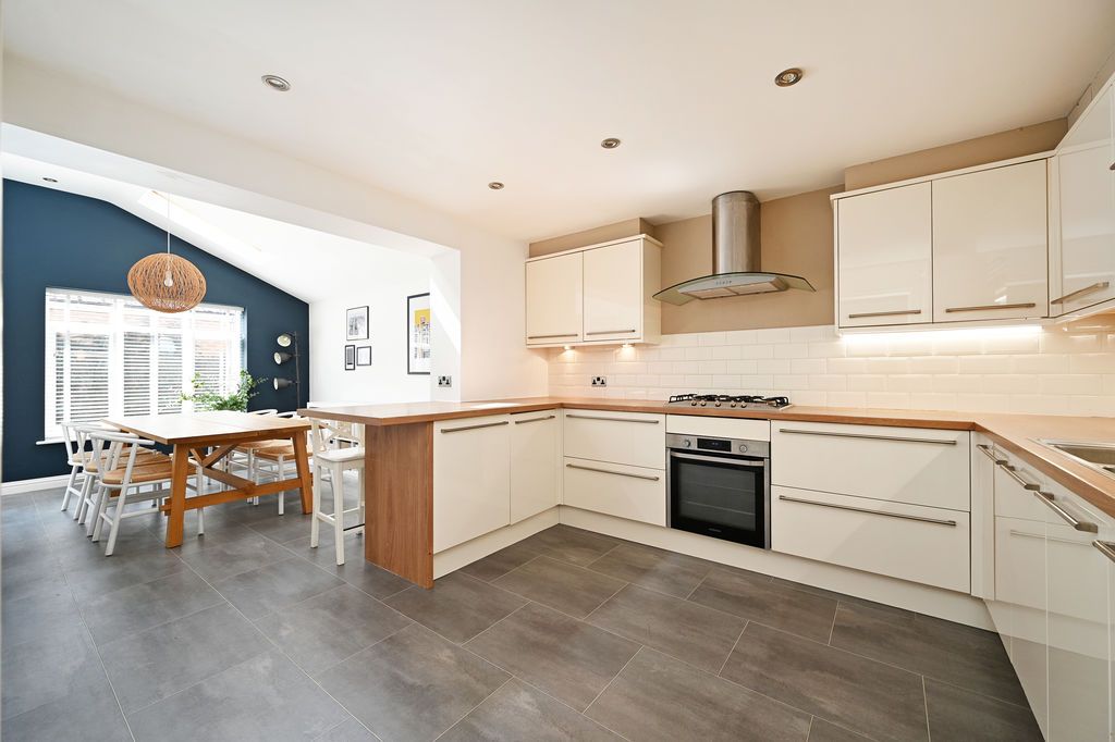 Property photo 2 of 40 Dining Kitchen