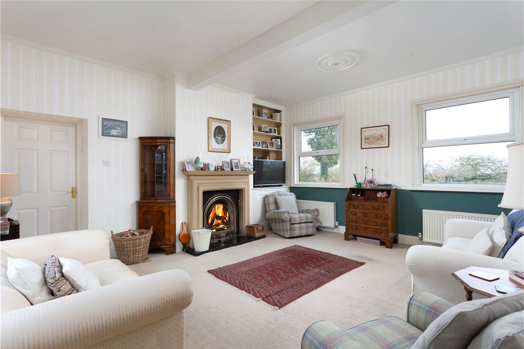 Property photo 3 of 18 Sitting Room