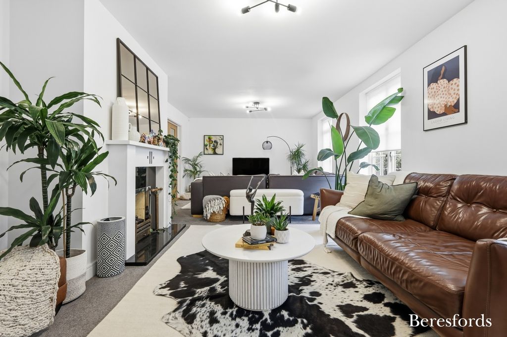 Property photo 3 of 17 Lounge