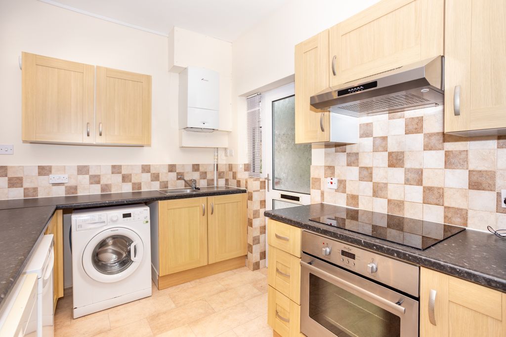 Property photo 3 of 18 Kitchen