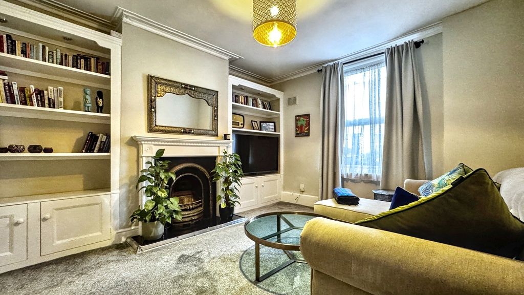 Property photo 2 of 15 Bright, Well-Presented Living Room With A Comforta...