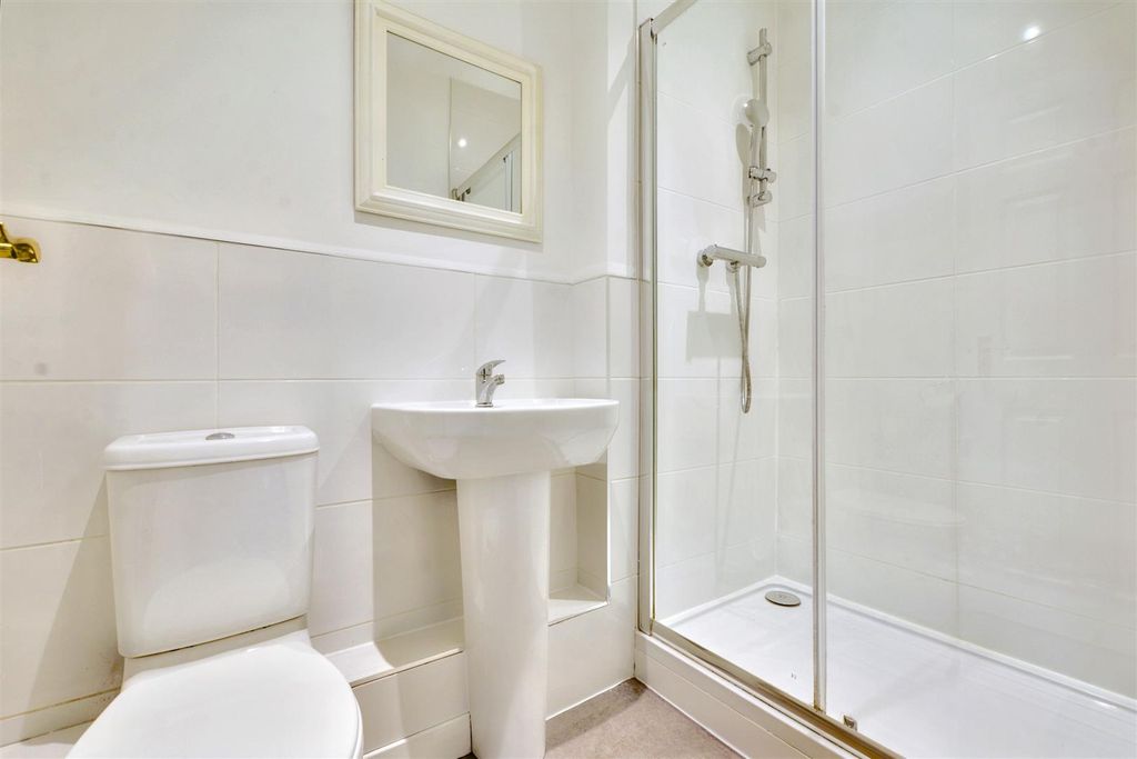 Property photo 2 of 14 10. Ensuite.Jpg