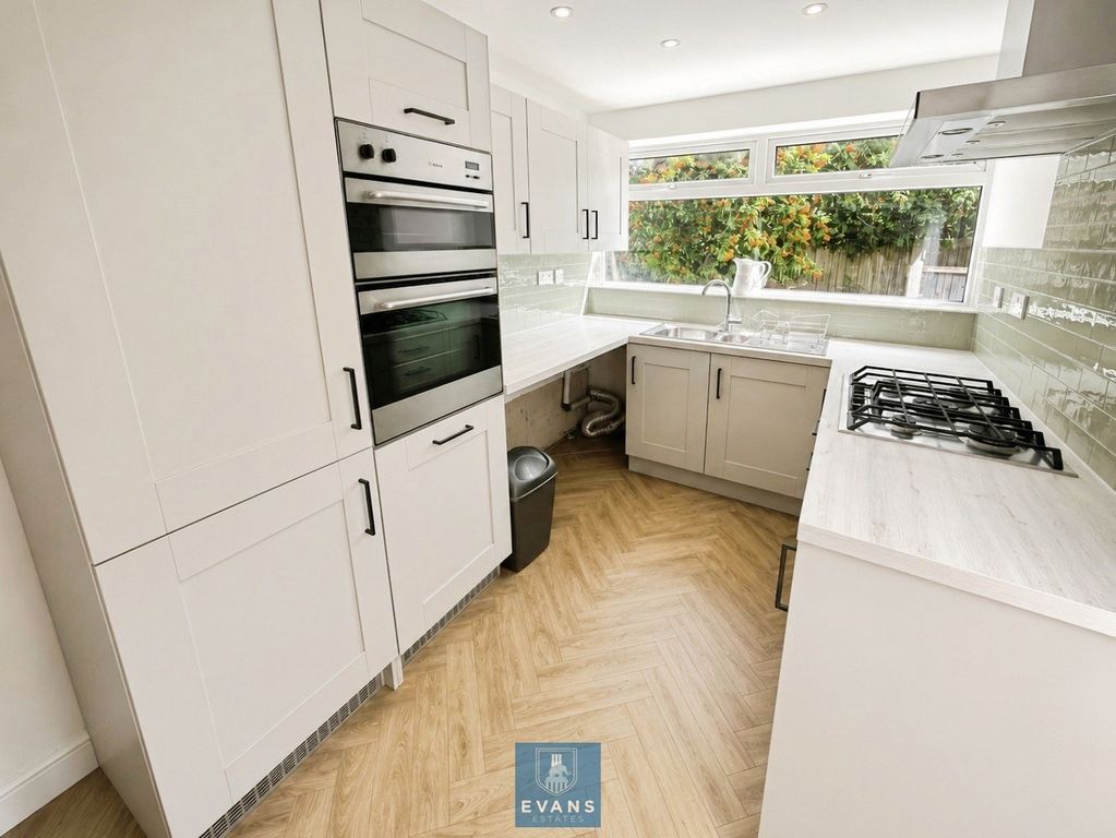 Property photo 3 of 9 Kitchen
