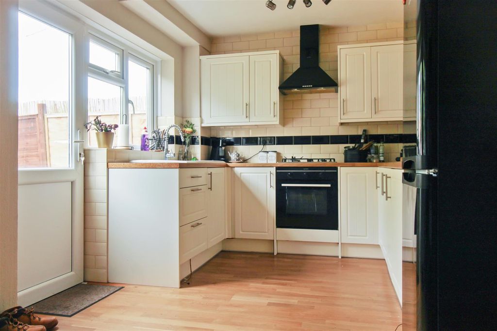 Property photo 2 of 6 Darrell Close Kitchen.Jpg