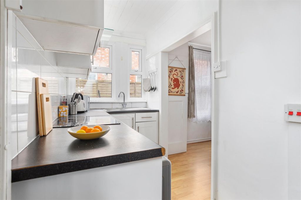 Property photo 3 of 11 Kitchen