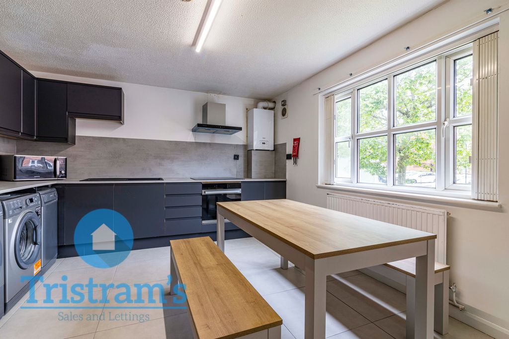 Property photo 1 of 12 Kitchen2
