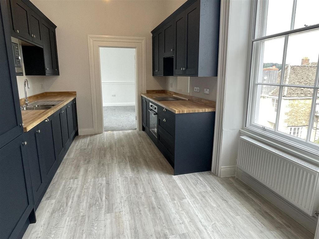 Property photo 3 of 18 Kitchen